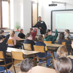 Policie nejen pomáhá ...
